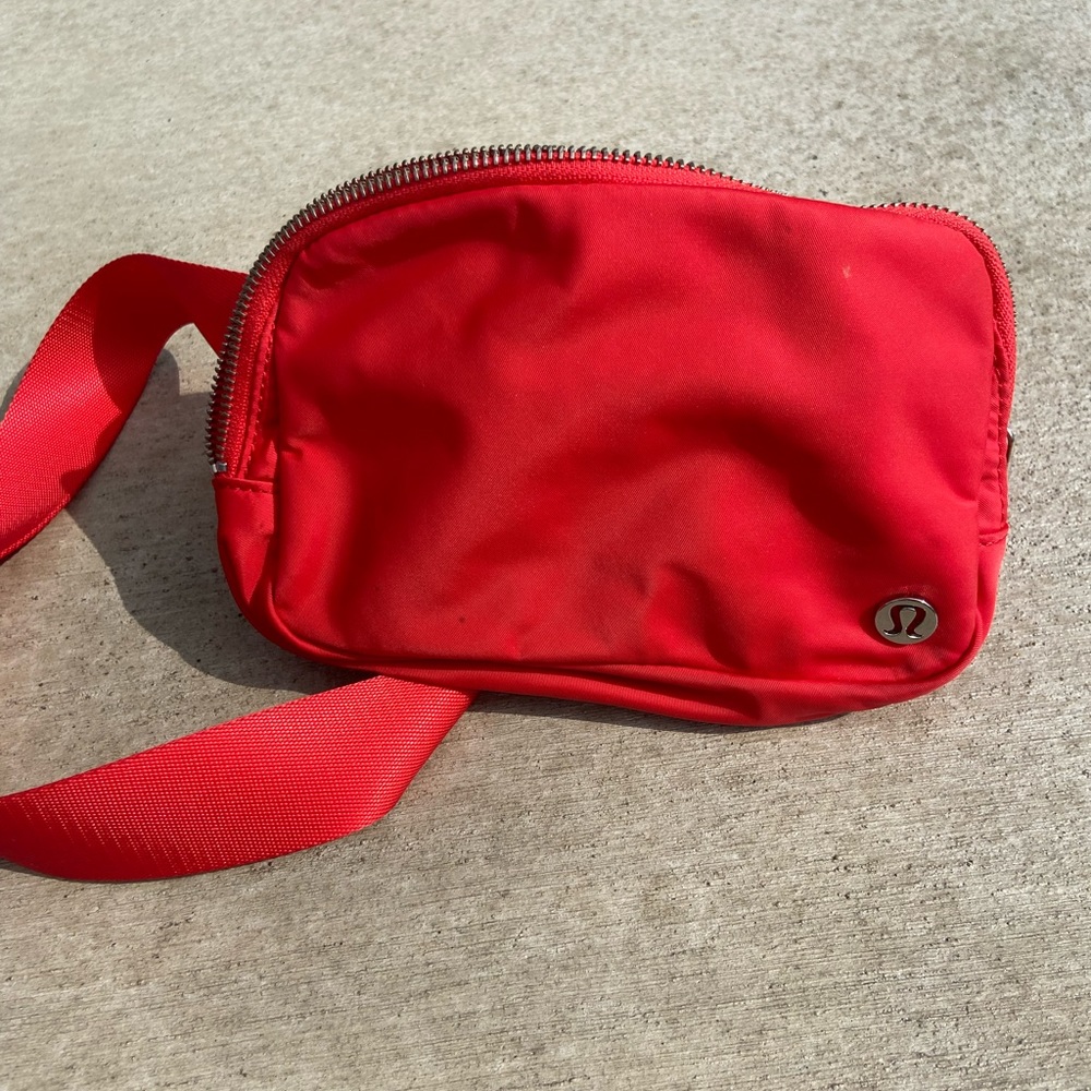 Lululemon everywhere belt bag